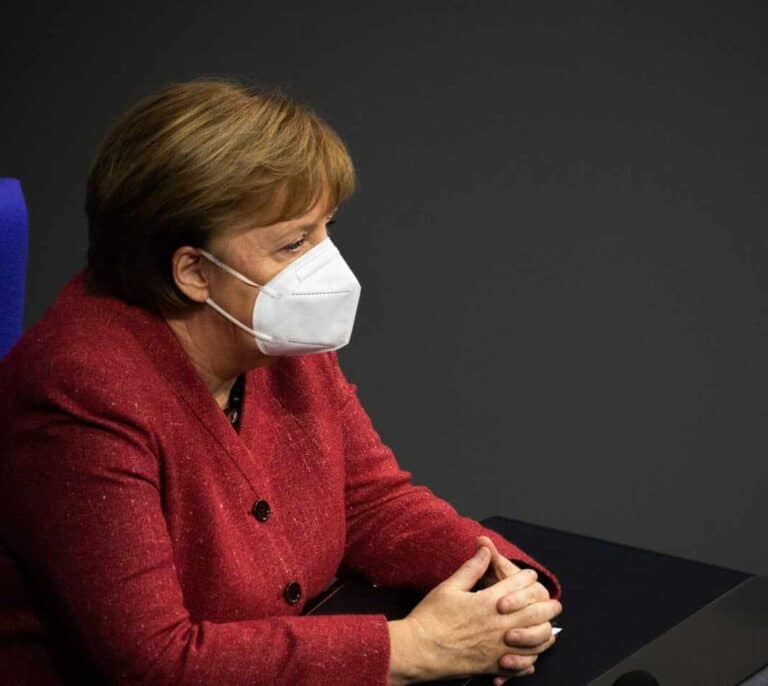Una emocionada Merkel pide "de corazón" que se acepten medidas más duras esta Navidad