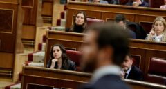 Inés Arrimadas observa a Pablo Casado en el Congreso.