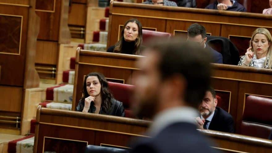 Inés Arrimadas observa a Pablo Casado en el Congreso.