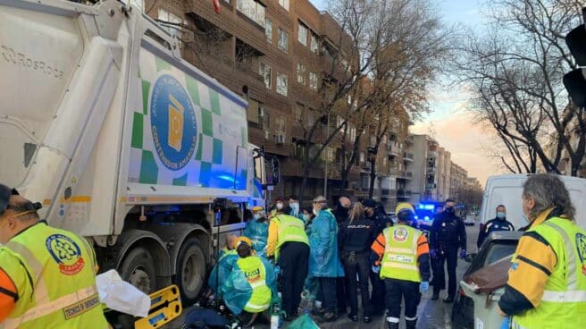 Accidente de una camión de la basura en Madrid.