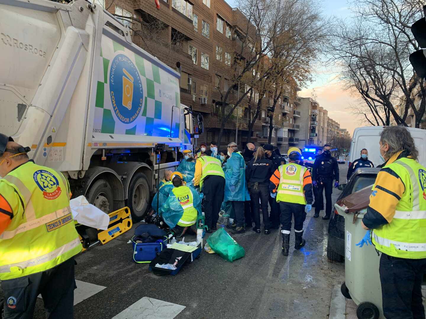 Accidente de una camión de la basura en Madrid.