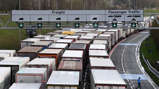 Atasco de camiones a la entrada del Eurotúnel en Folkestone (Reino Unido).