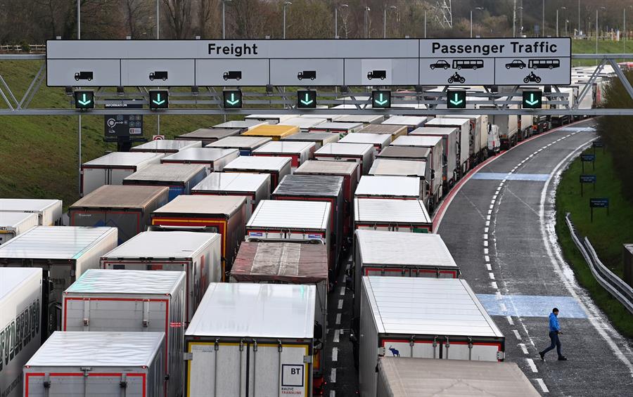 Atasco de camiones a la entrada del Eurotúnel en Folkestone (Reino Unido).