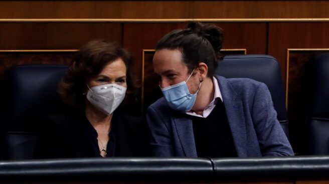 La vicepresidenta del Gobierno, Carmen Calvo, junto a Pablo Iglesias en el Congreso.