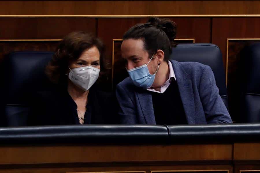 La vicepresidenta del Gobierno, Carmen Calvo, junto a Pablo Iglesias en el Congreso.