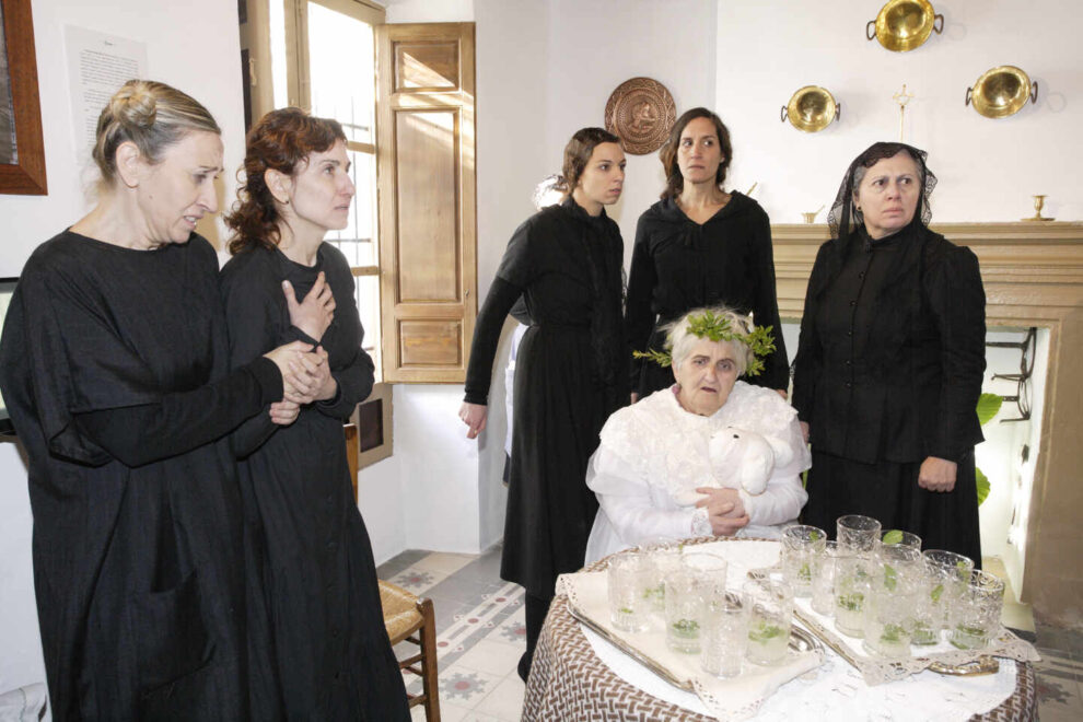 Casa de Frasquita Alba -Valderrubio - Granada- En las vivencias de esta casa se basó Federico García Lorca para su obra Bernarda Alba.  Fotograma de la visita teatralizada. Actrices de izq. a derecha:  Inma González (como Magdalena), Celia López (Amelia), Gloria Aia (Adela), Paula Ruiz de Almodóvar (Martirio), Cármen Hernández (sentada, abuela Mª José) y Carmen Ruiz Mingorance (Bernarda Alba)