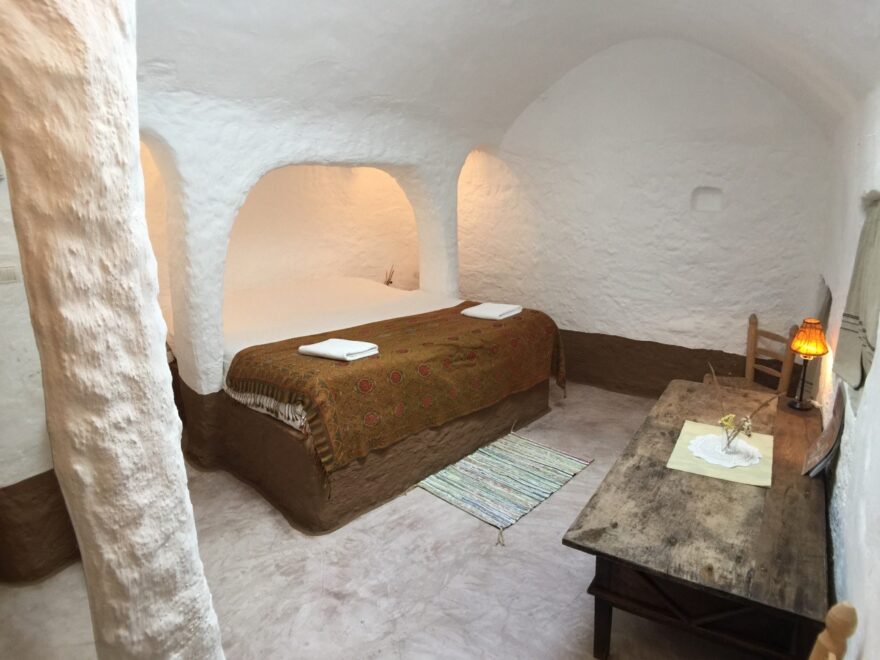 Habitación de un hotel en una cueva de Granada.