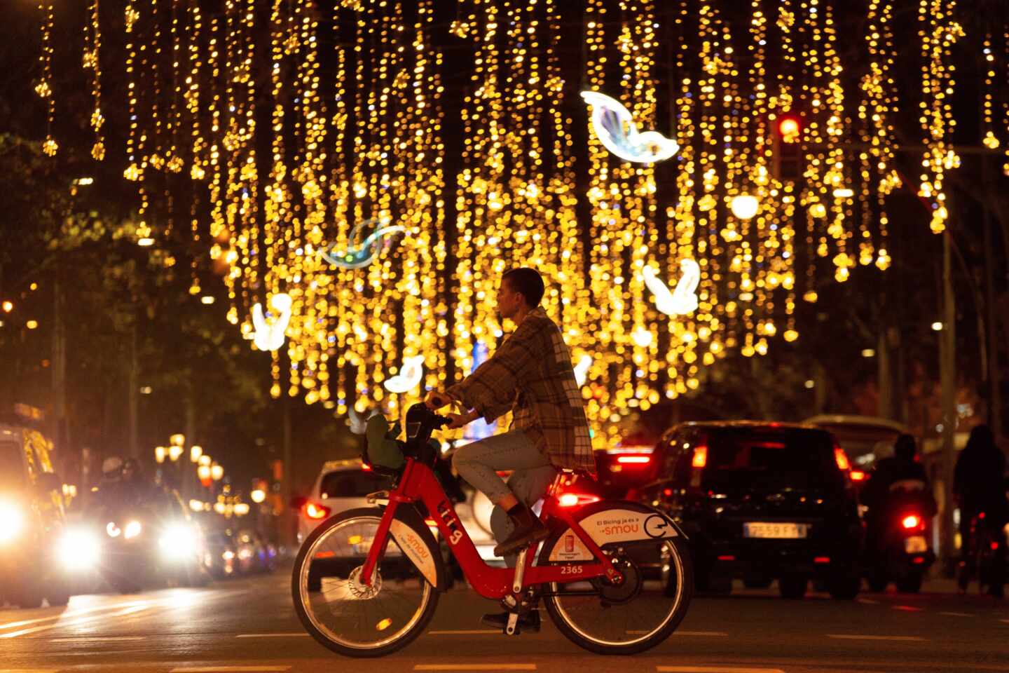 Ambiente de compras navideñas en Barcelona.