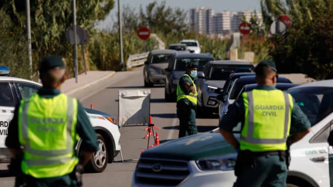 Dos agentes de la Guardia Civil, en un control en una carretera en Murcia.