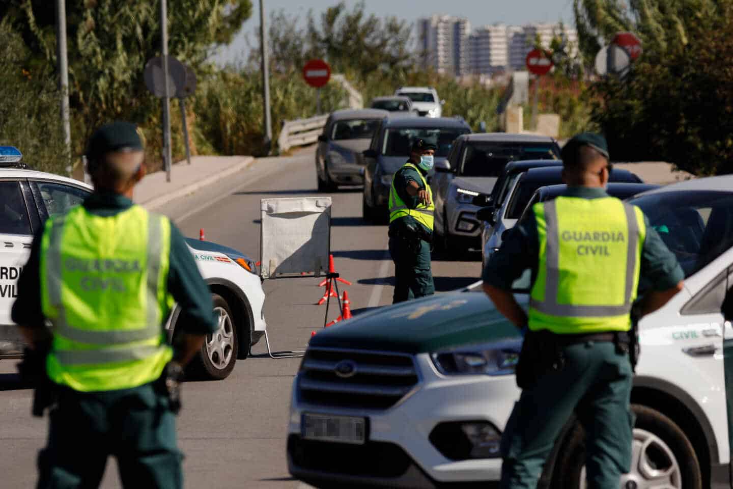 Dos agentes de la Guardia Civil, en un control en una carretera en Murcia.