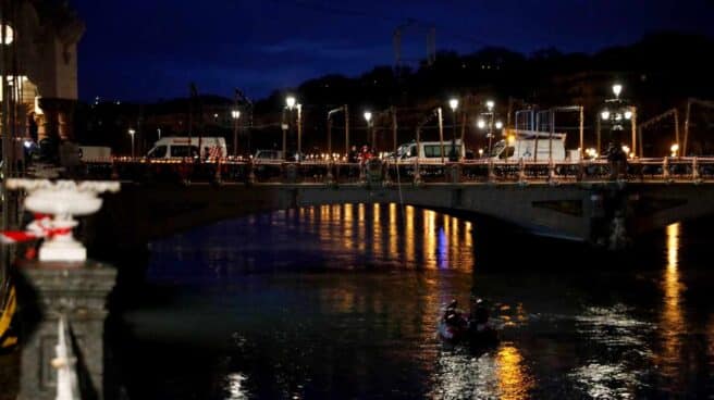 Los equipos de rescate buscan en el río Urumea al ertzaina desaparecido. Los equipos de rescate buscan en el río Urumea al ertzaina desaparecido.