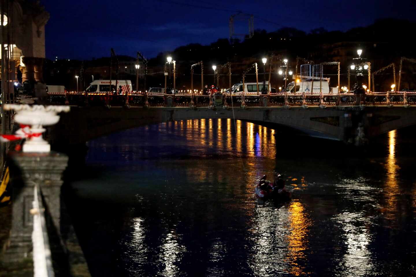 Los equipos de rescate buscan en el río Urumea al ertzaina desaparecido.