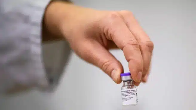Ocho personas, en observación tras ser vacunadas con dosis sin diluir