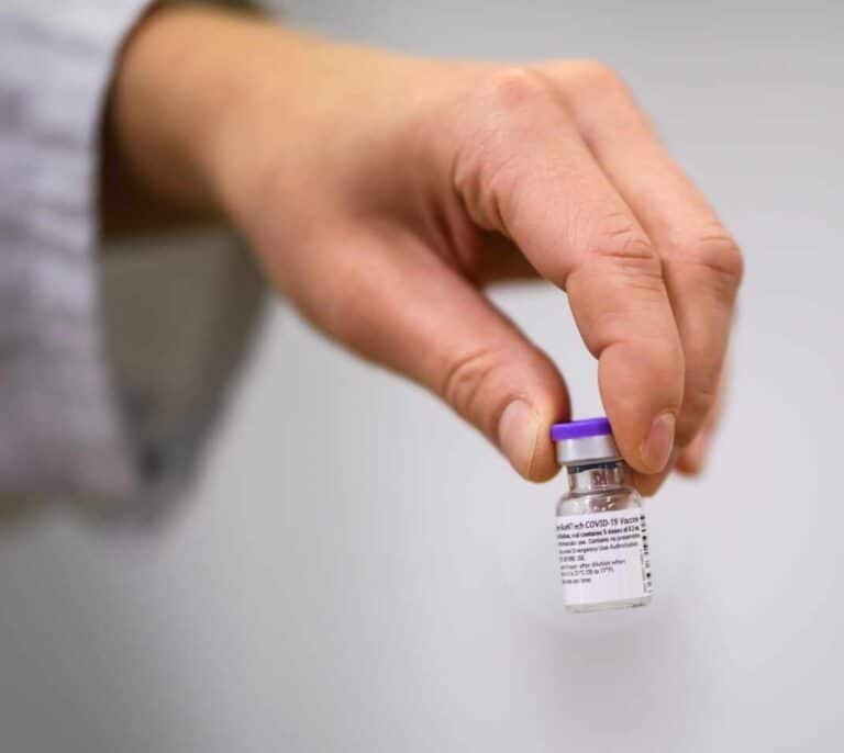 Cataluña exige aplazar la segunda dosis de Pfizer y reclama "agilidad" a Darias