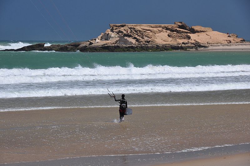 Un kitesurfista en Dajla.