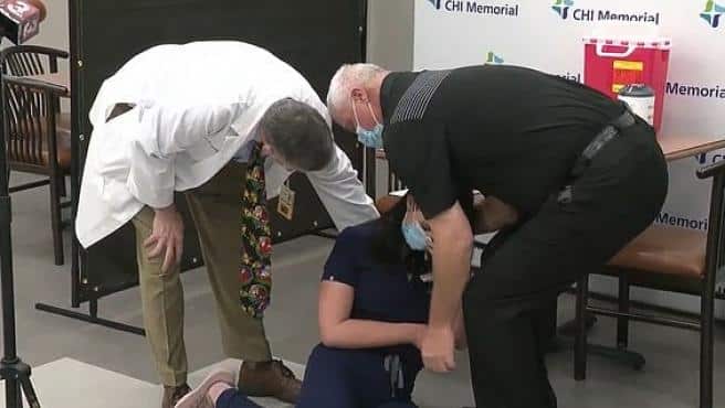 Una enfermera se desmaya en directo tras recibir la vacuna de Pfizer