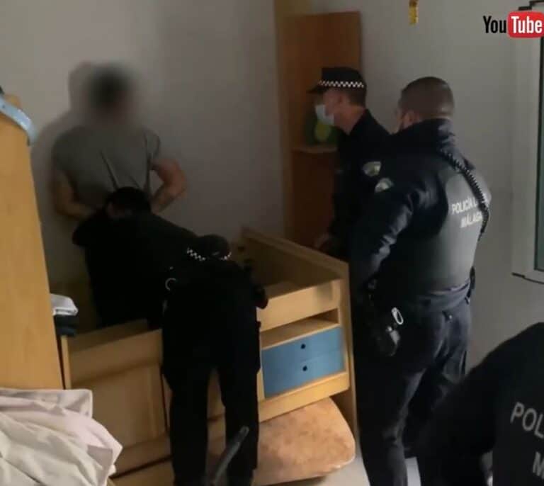 Surrealista detención en Málaga de un maltratador que se escondía en una cama nido