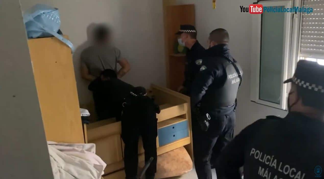 Surrealista detención en Málaga de un maltratador que se escondía en una cama nido