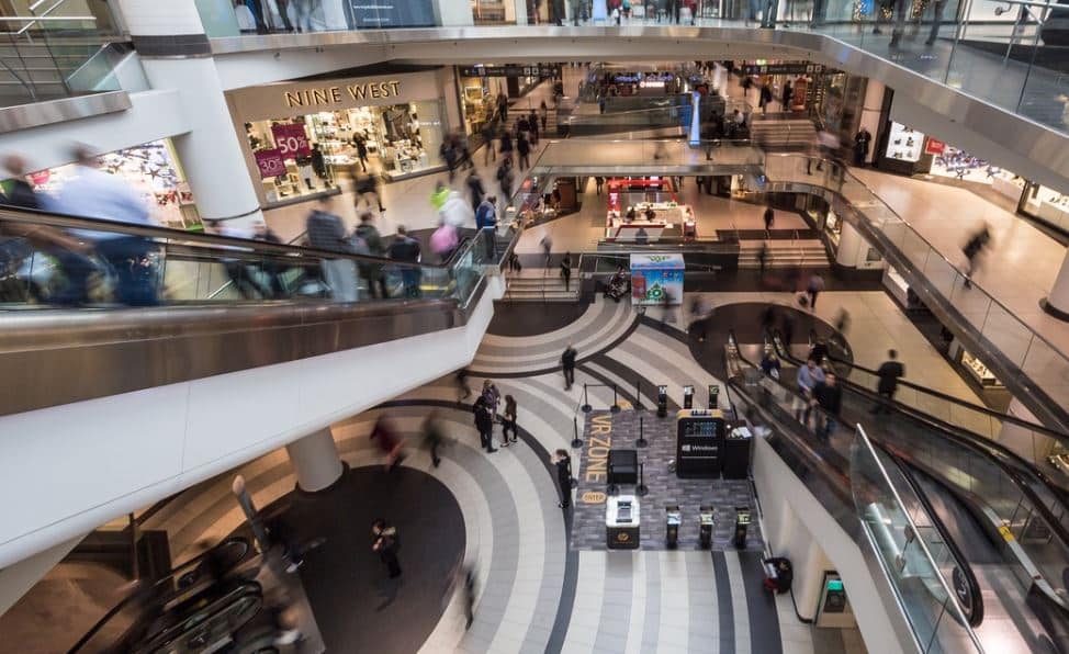 Desconcierto y numerosas caídas en las escaleras mecánicas del primer centro comercial de Camerún