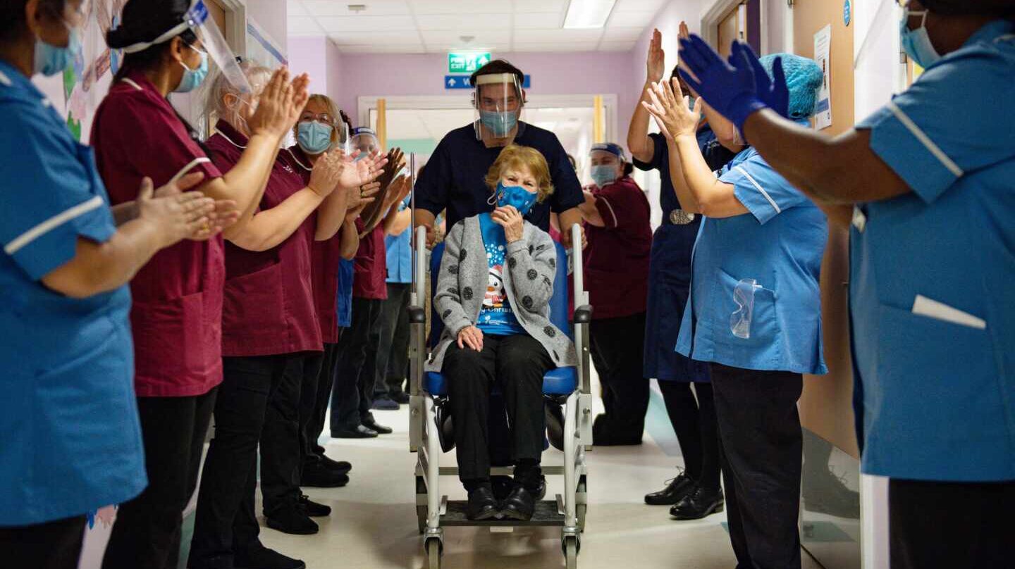 Margaret Keenan, la primera mujer que recibió la vacuna del coronavirus en el Reino Unido.