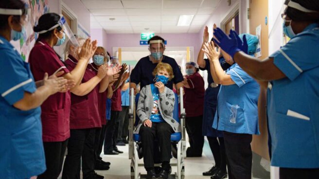 Margaret Keenan, la primera mujer que recibió la vacuna del coronavirus en el Reino Unido. Margaret Keenan, la primera mujer que recibió la vacuna del coronavirus en el Reino Unido.