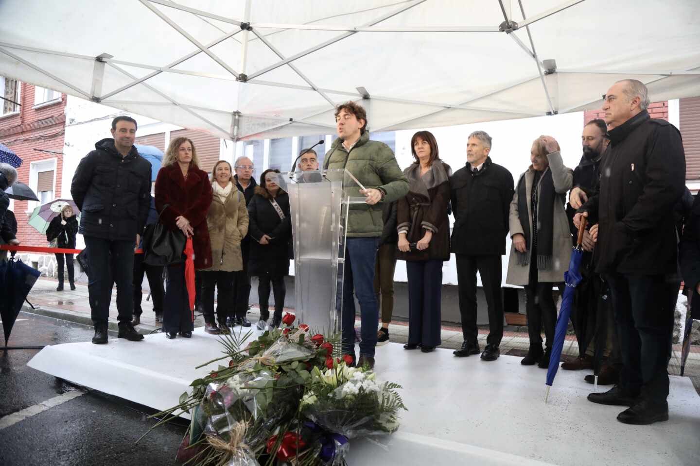 Eneko Andueza interviene durante un homenaje al asesinado Isaías Carrasco.