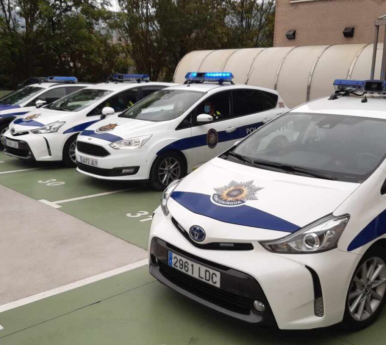 Roba una retroexcavadora y la utiliza para arremeter contra 50 furgonetas en Vitoria