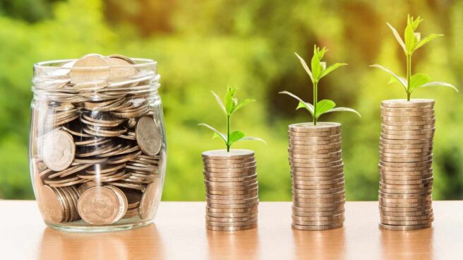 Ahorro Imagen que representa el concepto del ahorro mediante montones de monedas