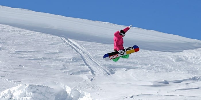 Persona esquiando con snowboard en Sierra Nevada, Granada.