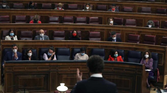 f33c4a90c00f2a517a9d2f8138b249cf0cc9e273 Pablo Casado se dirige a Pedro Sánchez en el Congreso.