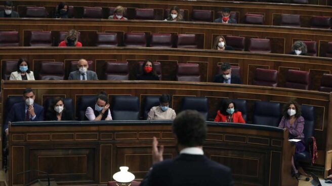 Pablo Casado se dirige a Pedro Sánchez en el Congreso.