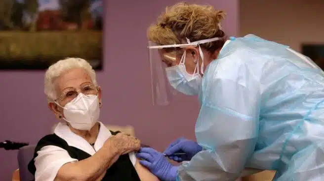 Araceli, de 96 años, la primera vacunada del coronavirus en España