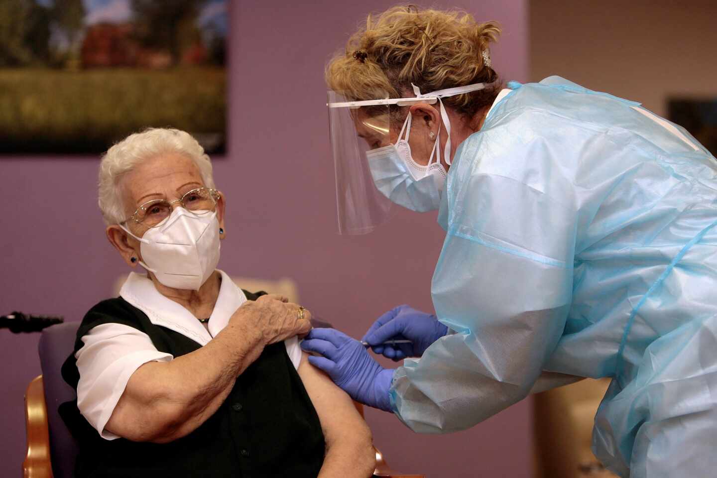 Araceli, de 96 años, la primera vacunada del coronavirus en España