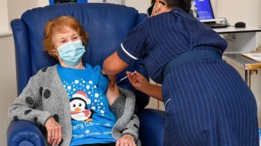 Una mujer de 90 años, primera persona en el mundo en recibir la vacuna de Pfizer