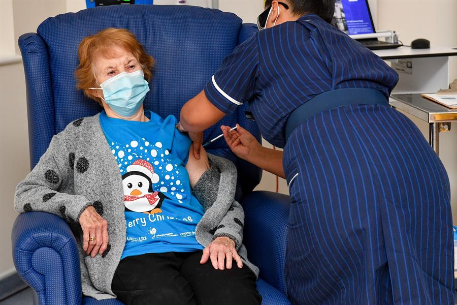 Una mujer de 90 años, primera persona en el mundo en recibir la vacuna de Pfizer