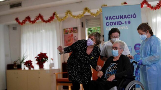 Josefa, primera mujer en recibir la vacuna en Cataluña.