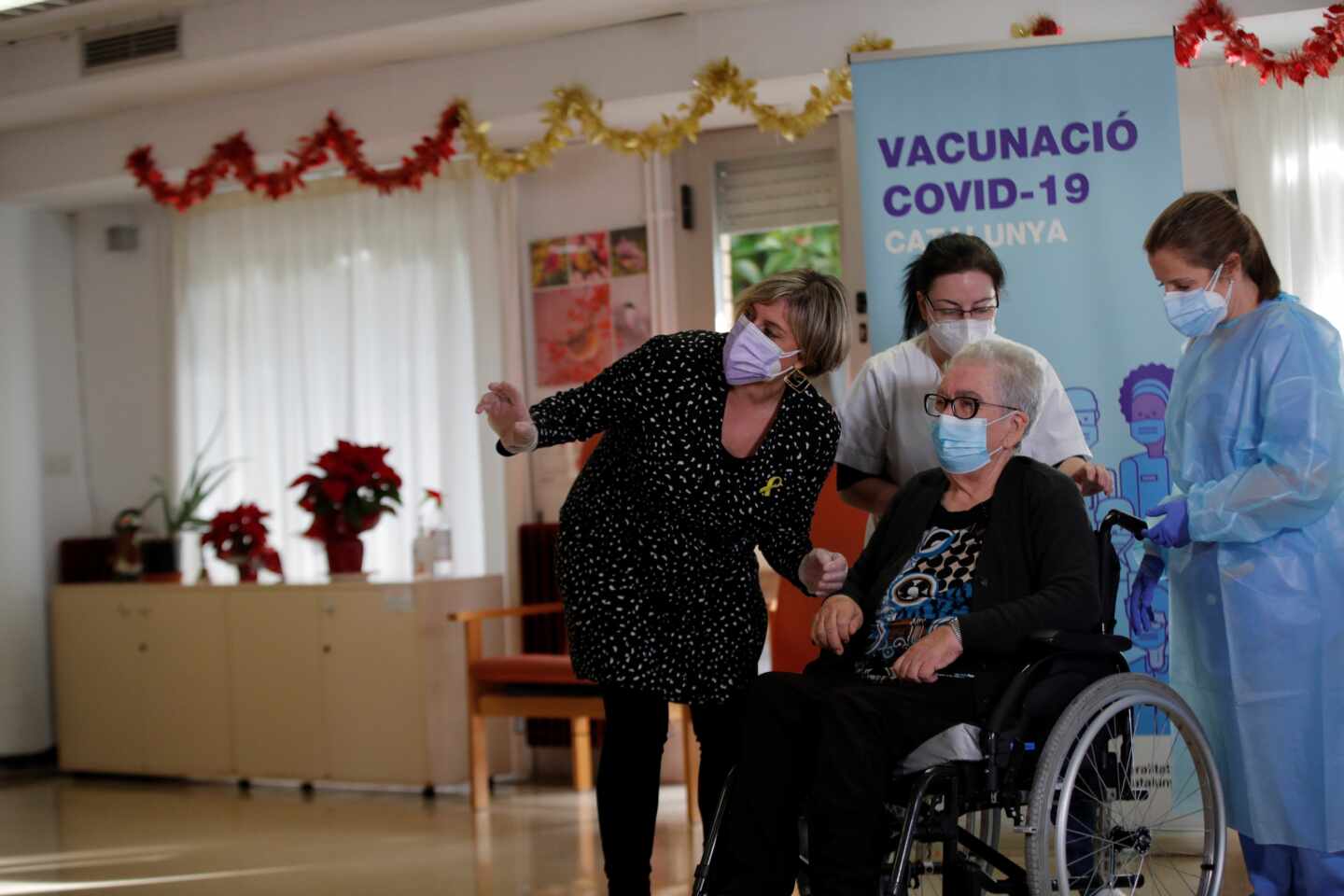 Josefa, primera mujer en recibir la vacuna en Cataluña.