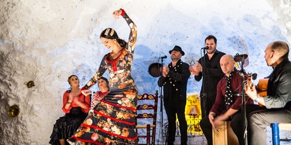 Grupo de flamenco tocando en el Sacromonte, uno de los planes culturales típicos de Granada.