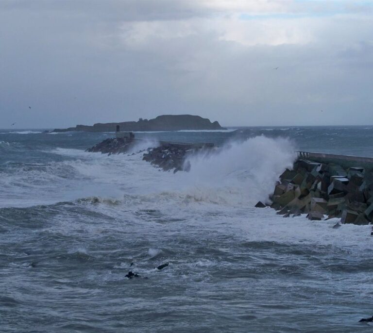 Viento, lluvia y nieve en el puente de diciembre
