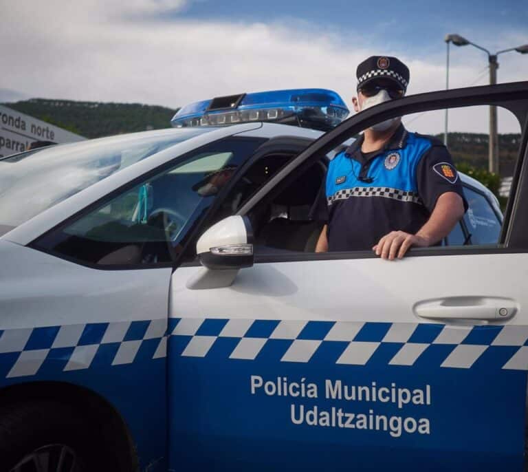 Seis evacuados y un herido grave al provocar un hombre el incendio de su vivienda en Pamplona