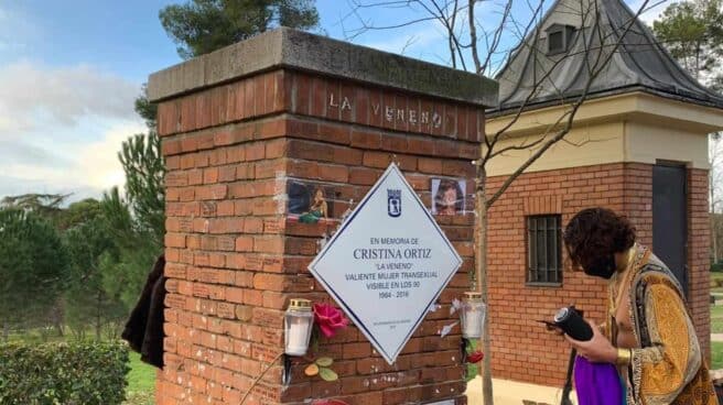 Madrid repone la placa a 'La Veneno' en el Parque del Oeste más de un año y medio después de ser arrancada