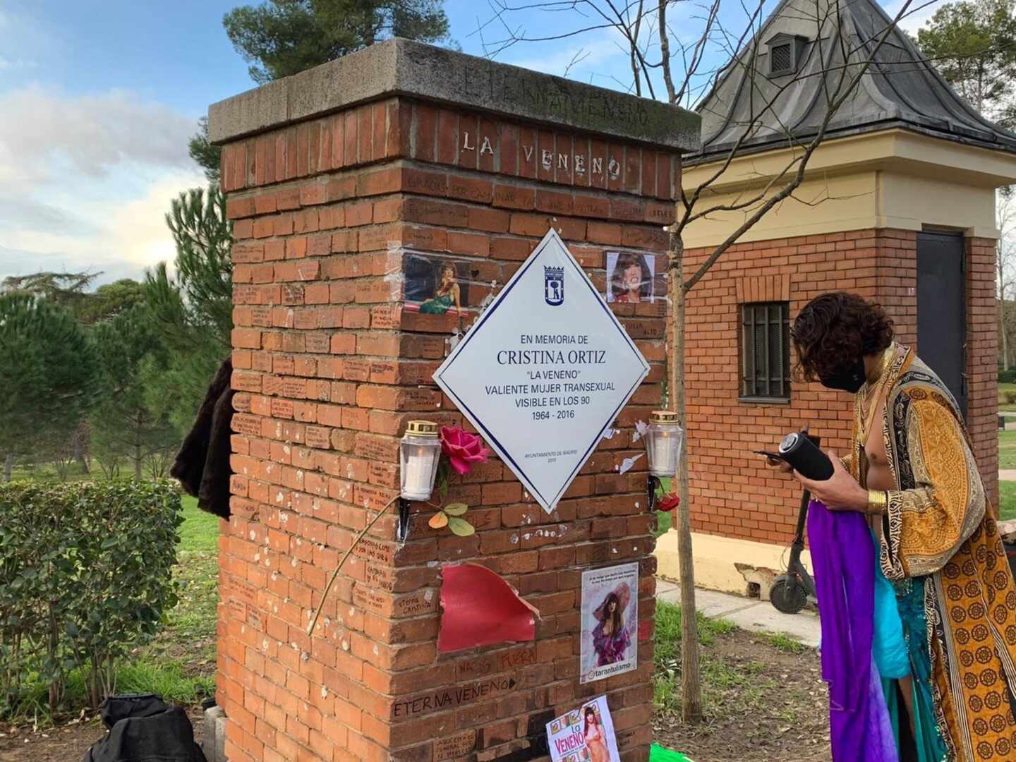 Cubren la placa de 'La Veneno' en Madrid con la cara de Franco