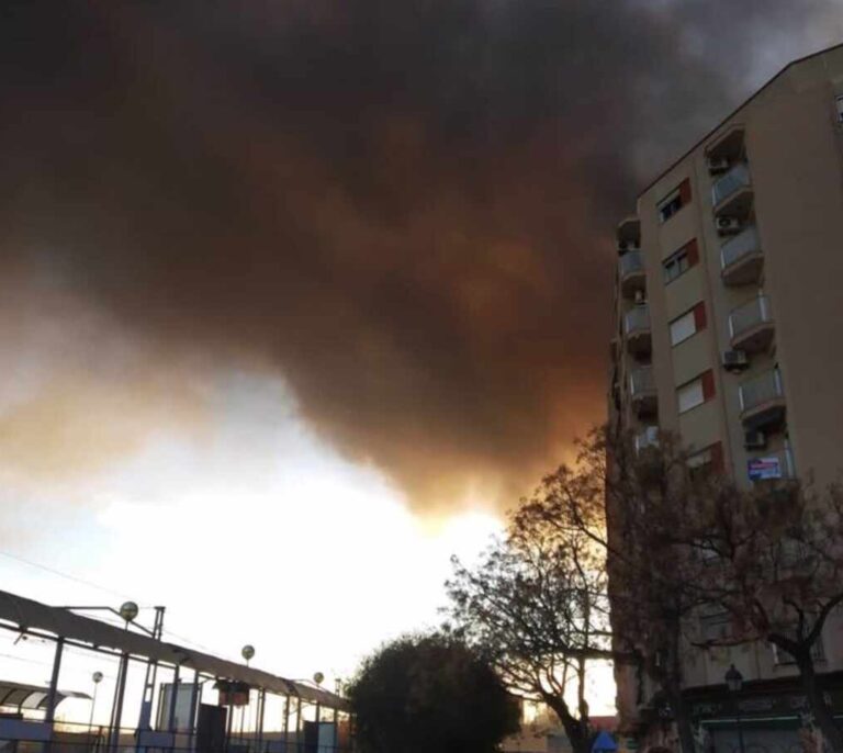 El incendio en las cocheras de la EMT de Valencia que ha quemado tres autobuses