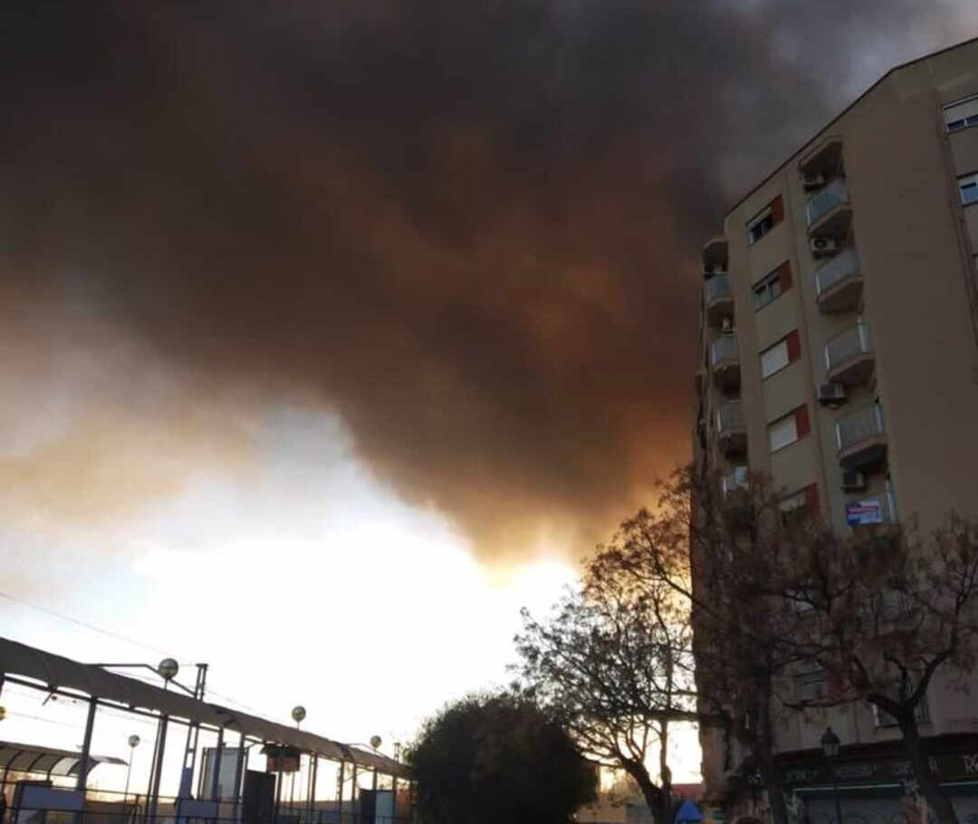 Foto del incendio en el barrio de San Isidro, en Valencia.