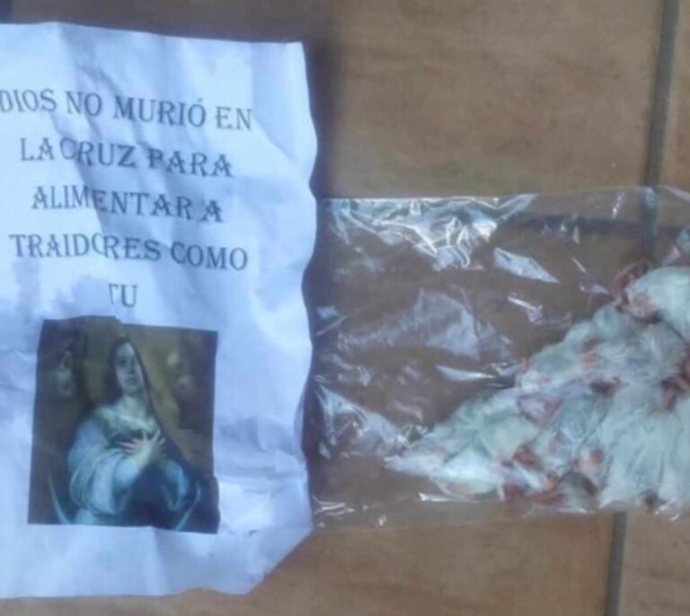 Vandalizan una iglesia protestante de Santander con ratas muertas y carteles con insultos