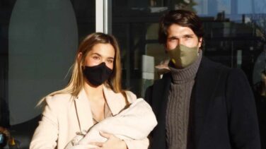 María Pombo y Pablo Castellano dejan el Hospital Quirón con su niño en brazos