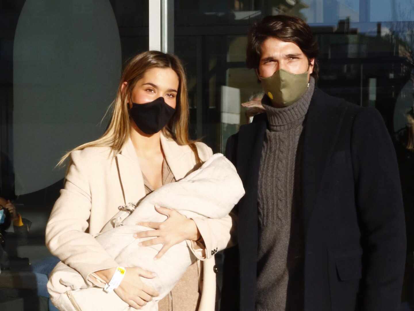 María Pombo y Pablo Castellano dejan el Hospital Quirón con su niño en brazos