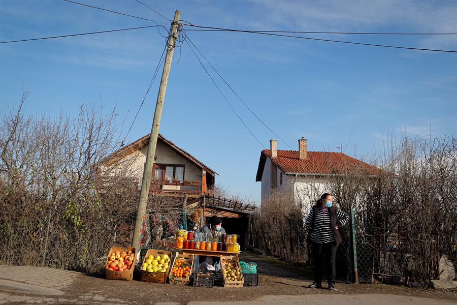 Una mujer vende frutas en un puesto en Preoce (Kosovo).