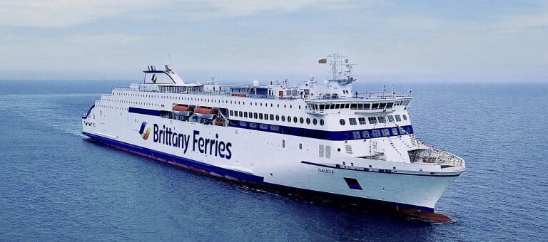 Un ferry con mil españoles e ingleses residentes en España arriba mañana a Santander