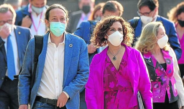 Pablo Iglesias y la ministra de Hacienda María Jesús Montero.
